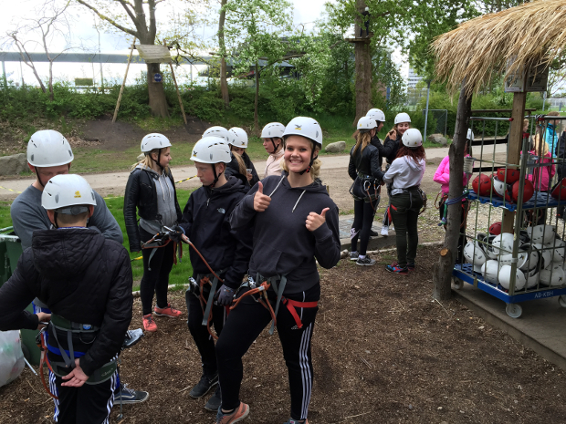 40 elerver gl�dede sig over en tur i et stort legeland